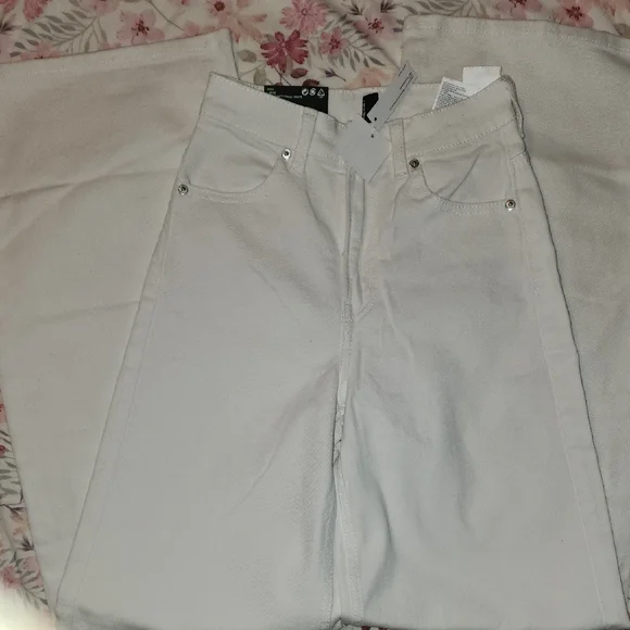 Stylish White Wide-Leg Pants - Picture 5 of 8